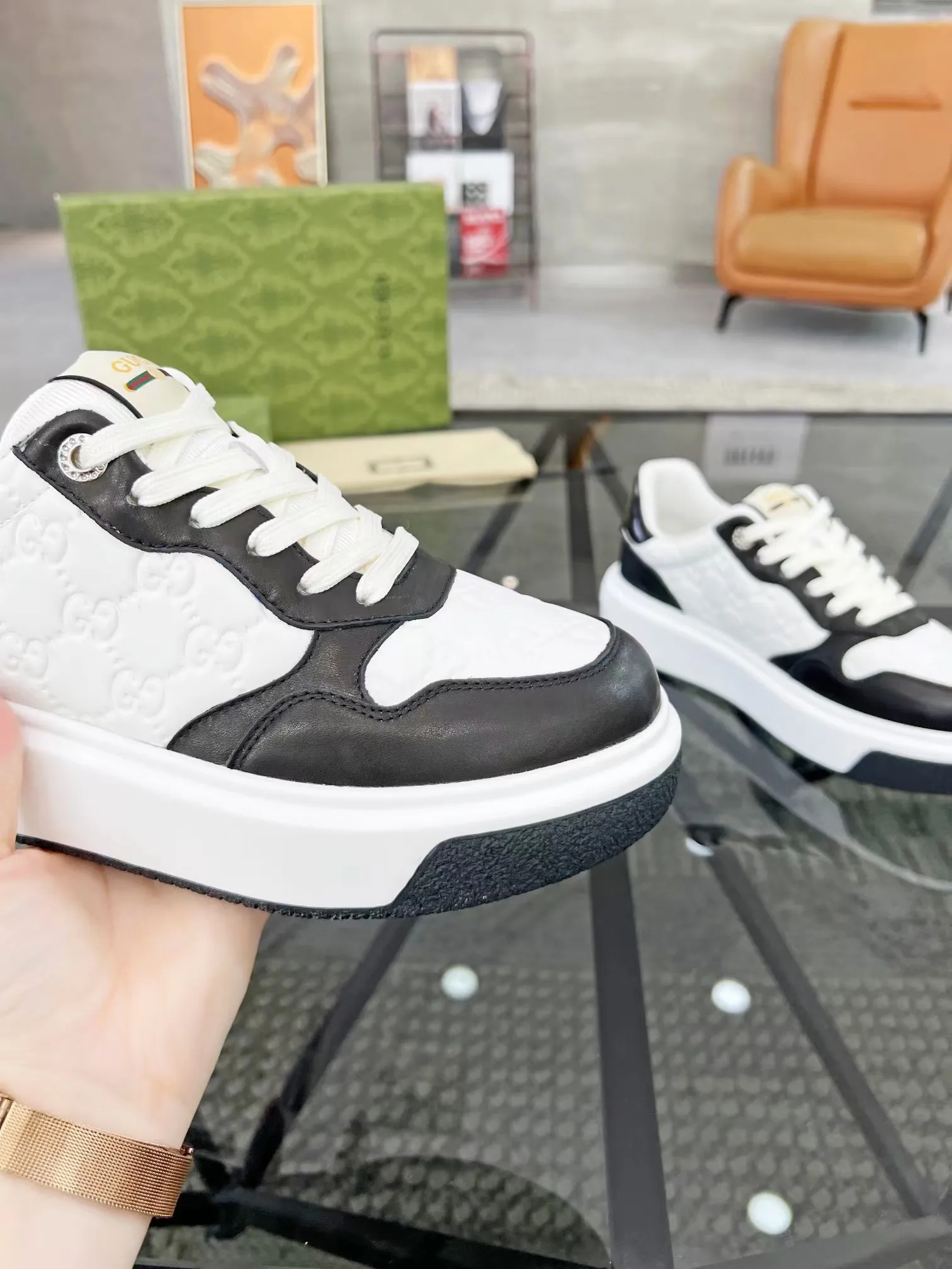 P440 new men's shoes GUCCI [Lightning] latest shoes are shipped. Original quality, fashionable, made of special materials, sheepskin lining, brand new packaging. The foot feels super comfortable and the workmanship is impeccable. Size: Male 38-45.